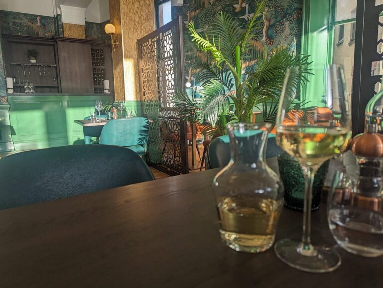 oban brasserie decor 768x578