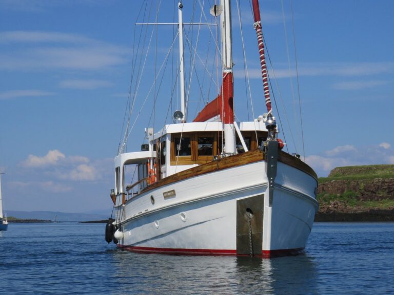 red moon anchored in 1 768x576
